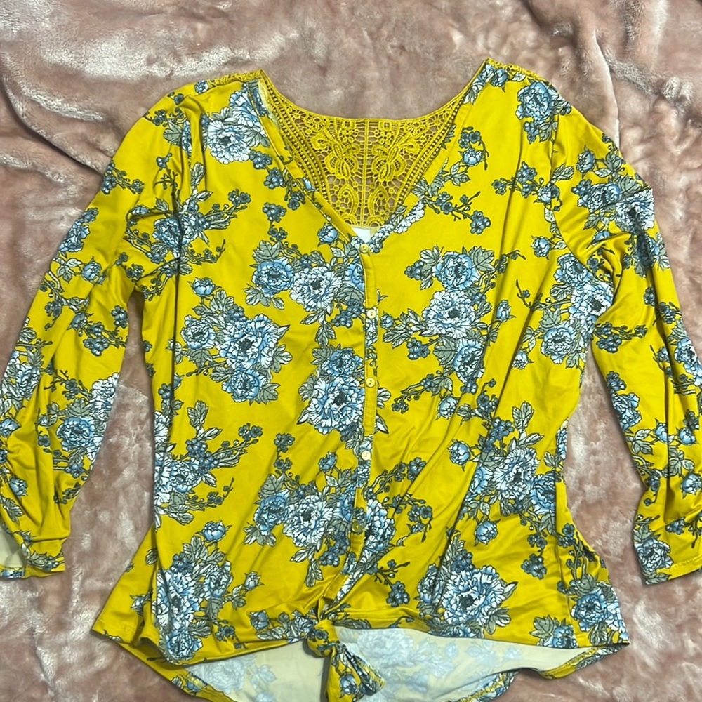 NOBO blouse yellow and blue has rouge sleeves pretty on size xxl